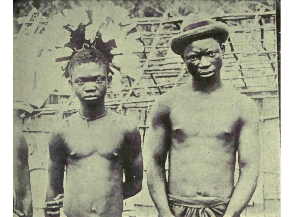 Рисунок 2. Африканские Пигмеи. Во время проверки у них было нормальное зрение, но выражения лиц свидетельствуют о том, что их зрение могло быть не таким хорошим на тот момент, когда их фотографировали.